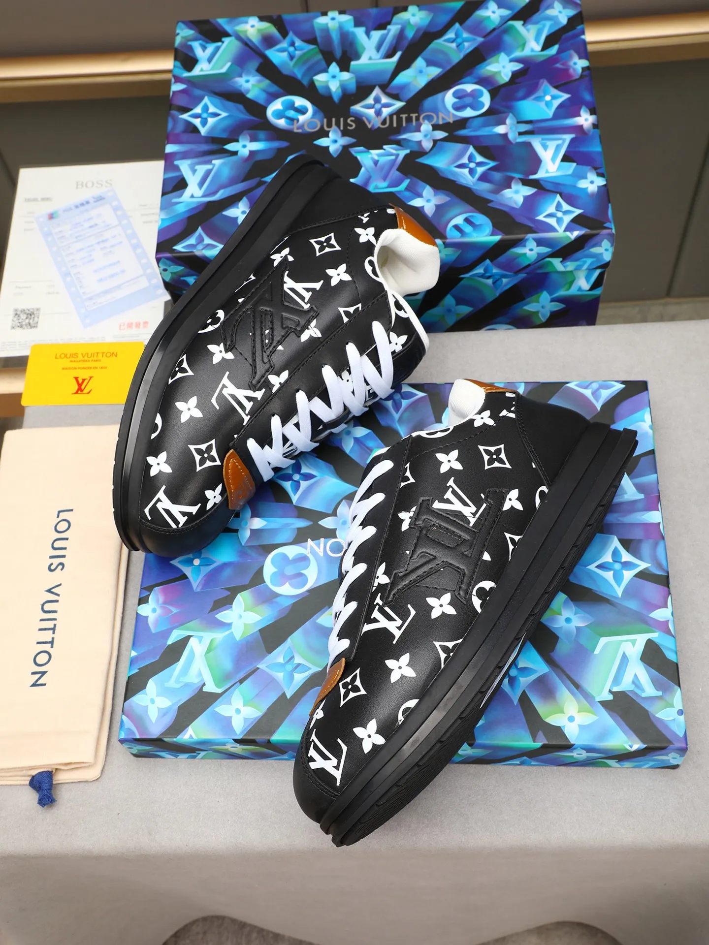 Men's Men's Shoes 💰500 LV Louis Vuitton L Jialu Brand Runner Tatic Series Thick-soled Casual Sports Shoes Running Shoes Original purchase, development, production This LV Runner Tatic sports shoe combines technical materials such as mesh fabric and ribbons to interpret the inspiration of traditional mountaineering shoes. LV letters are written on one side, the lariat buckle of the quick lacing system is embellished with Monogram flowers and Louis Vuitton logos, and the light and wear-resistant rubber outsole completes the whole. ▪️Fabric: Original imported cowhide + mesh ▪️Inner lining: Original customized breathable mesh ▪️Sole: Original open-molded anti-slip rubber combination material ▪️Size: Men's 40-44 (45 46 customized)